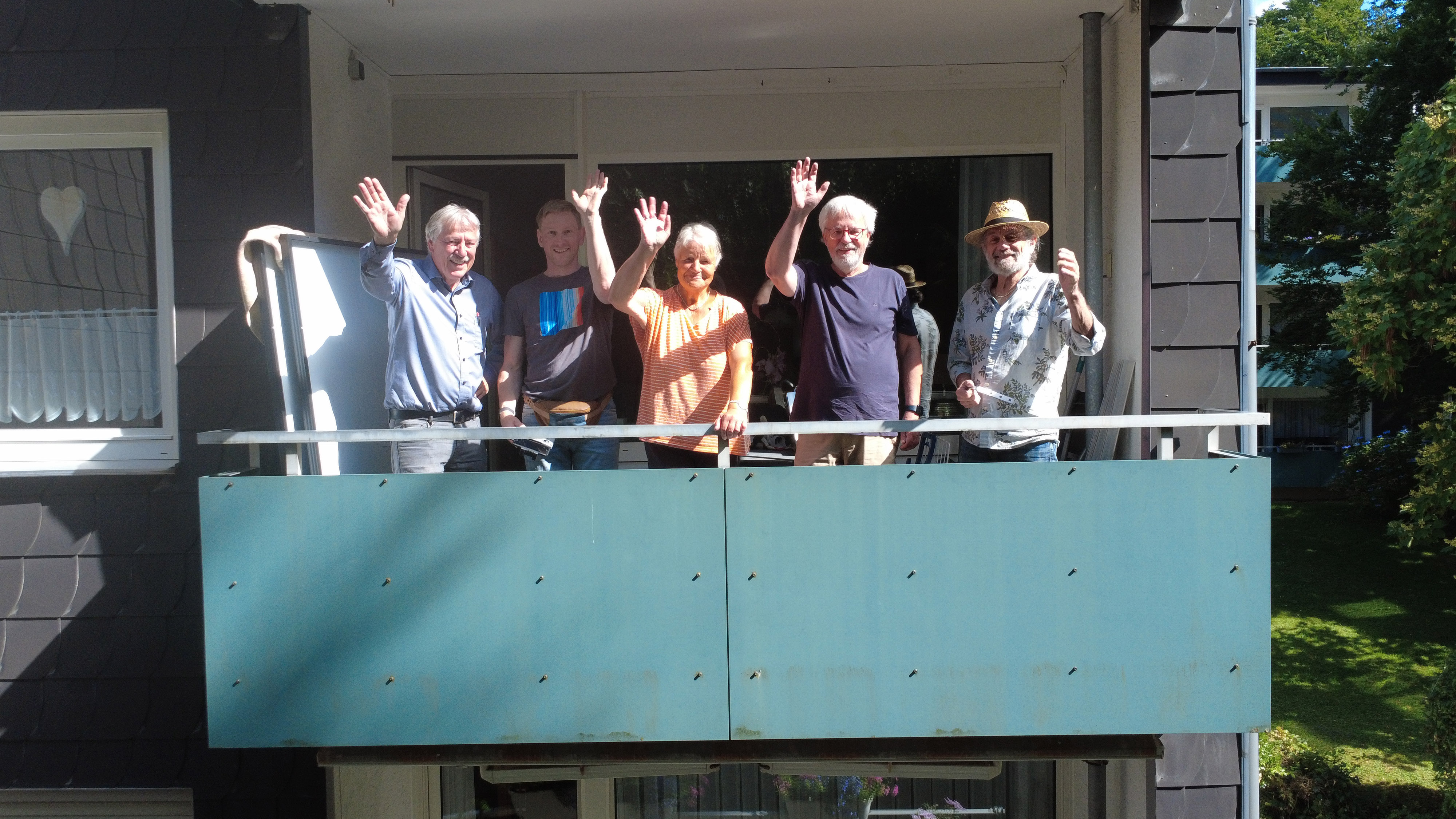 Bild noch ohne PV-Anlage (grüne Blende) von links nach rechts: Axel Dreyer, Steffen Bangert, Ulrike Berenbeck (Mieterin), Claus Barthel, Wolfram Jörges