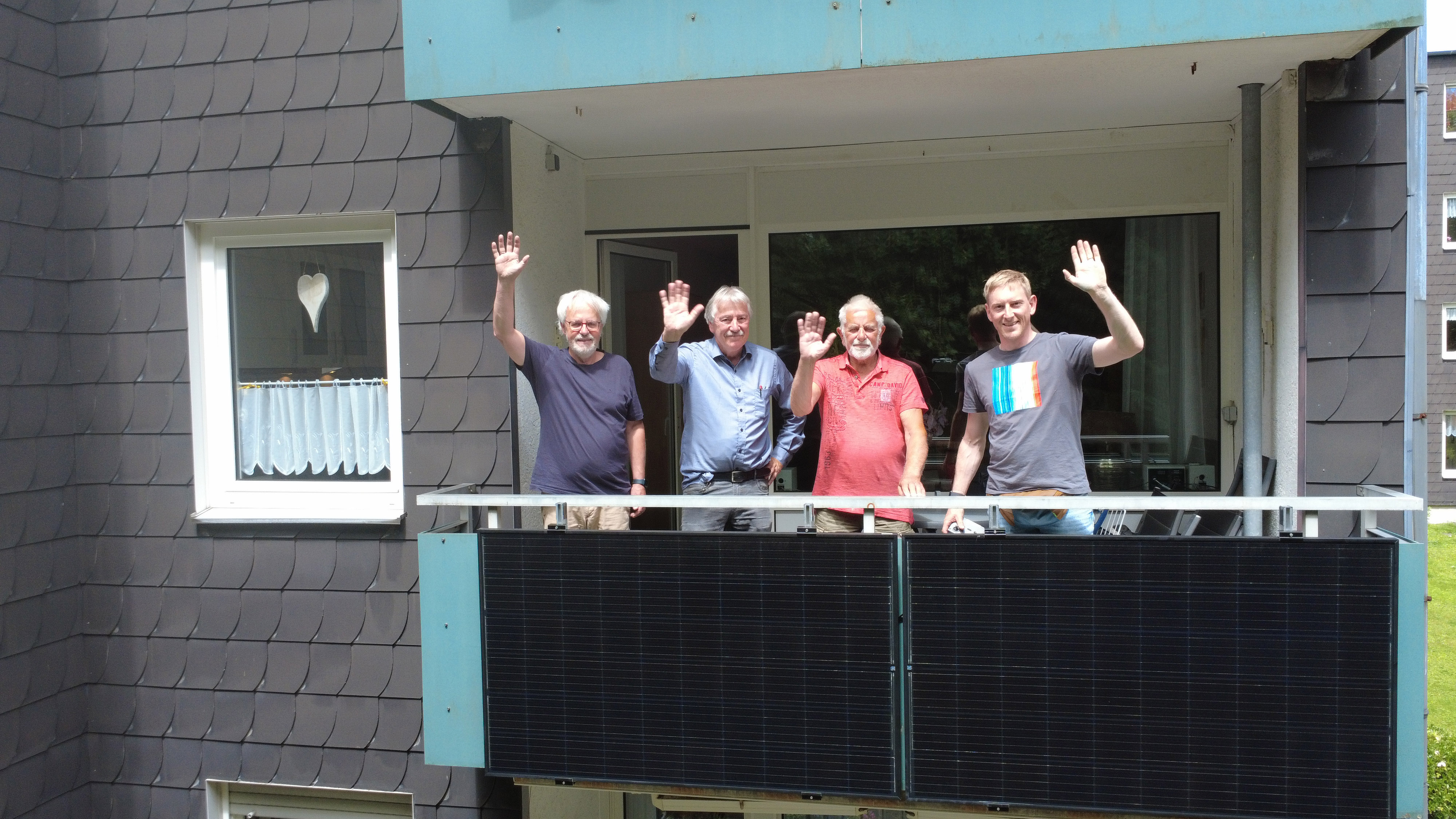 Bild mit montierter PV-Anlage von links nach rechts: Claus Barthel, Axel Dreyer, Jüngere von Rein, Steffen Bangert